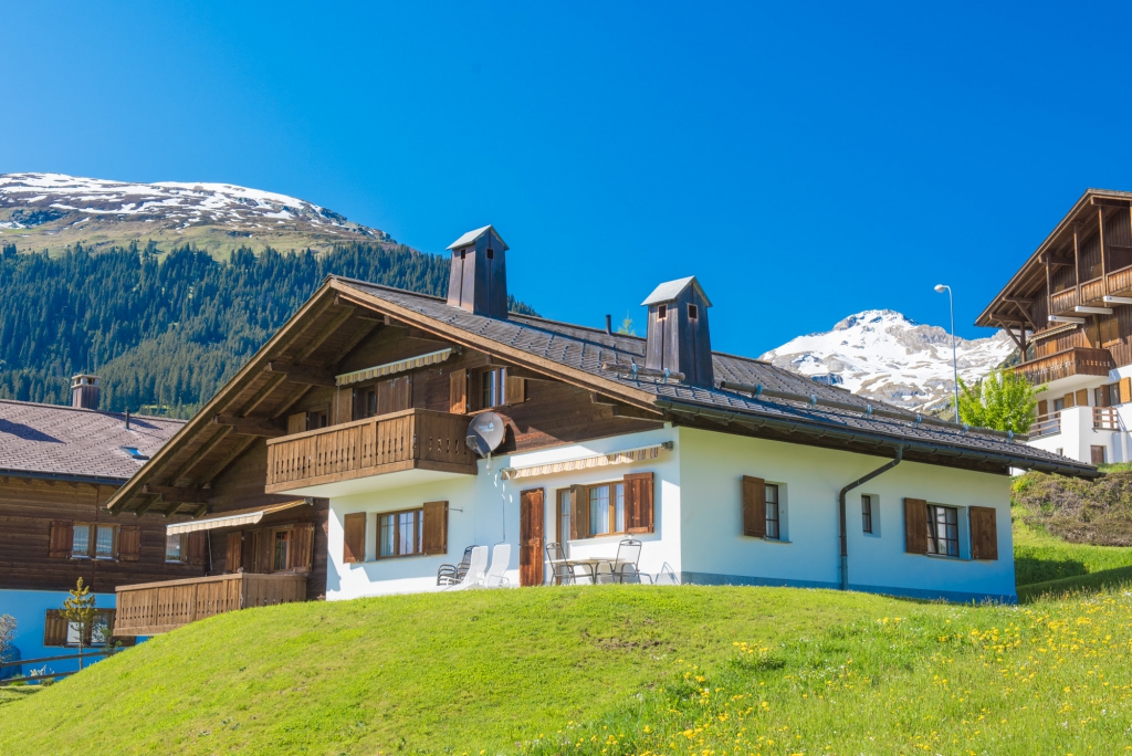 Casa Panorama mit Piz Dartgas im Frühling.